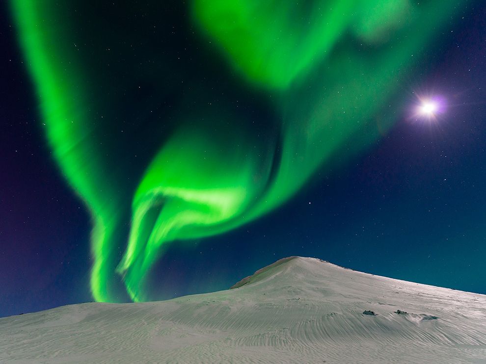aurora-iceland-moon_90425_990x742
